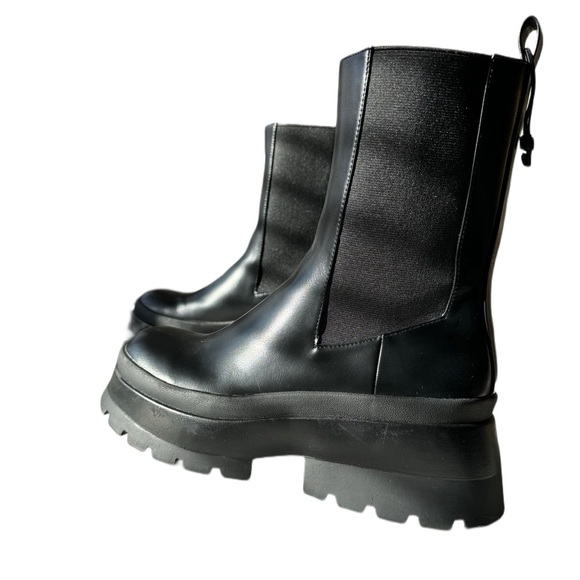 Zara treaded Chelsea boots, size 10, faux leather, black - Picture 1 of 7